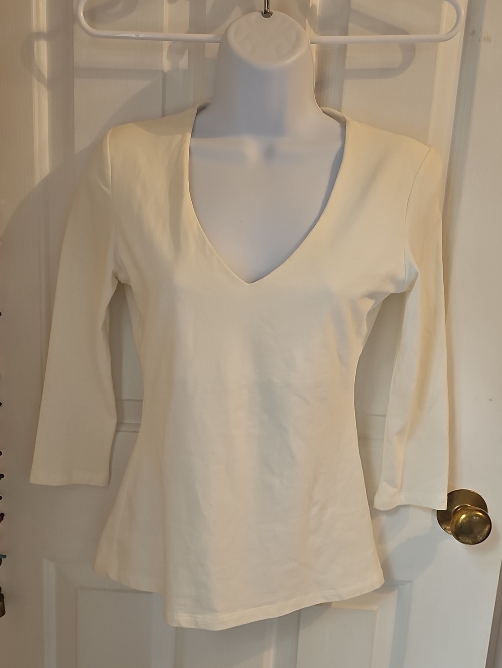 BOSTON PROPER 3/4 SLEEVE V-NECK TEE WITH BUILT IN SHELF BRA XS